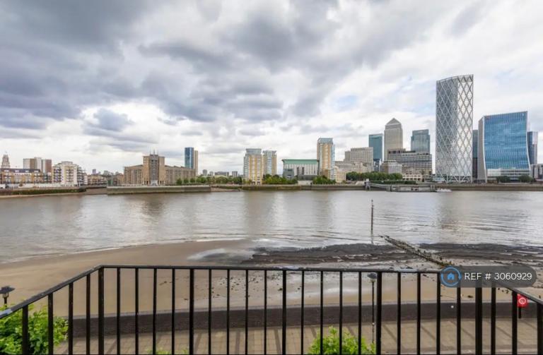 Flat Rotherhithe Street in Greater London