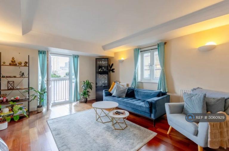 Flat Rotherhithe Street in Greater London