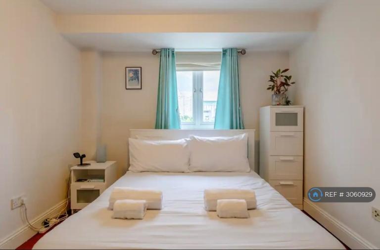Flat Rotherhithe Street in Greater London