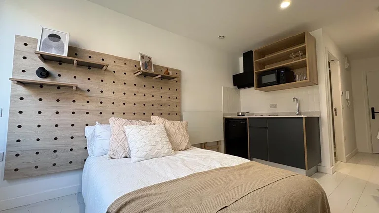 Flat Commercial Road in Greater London