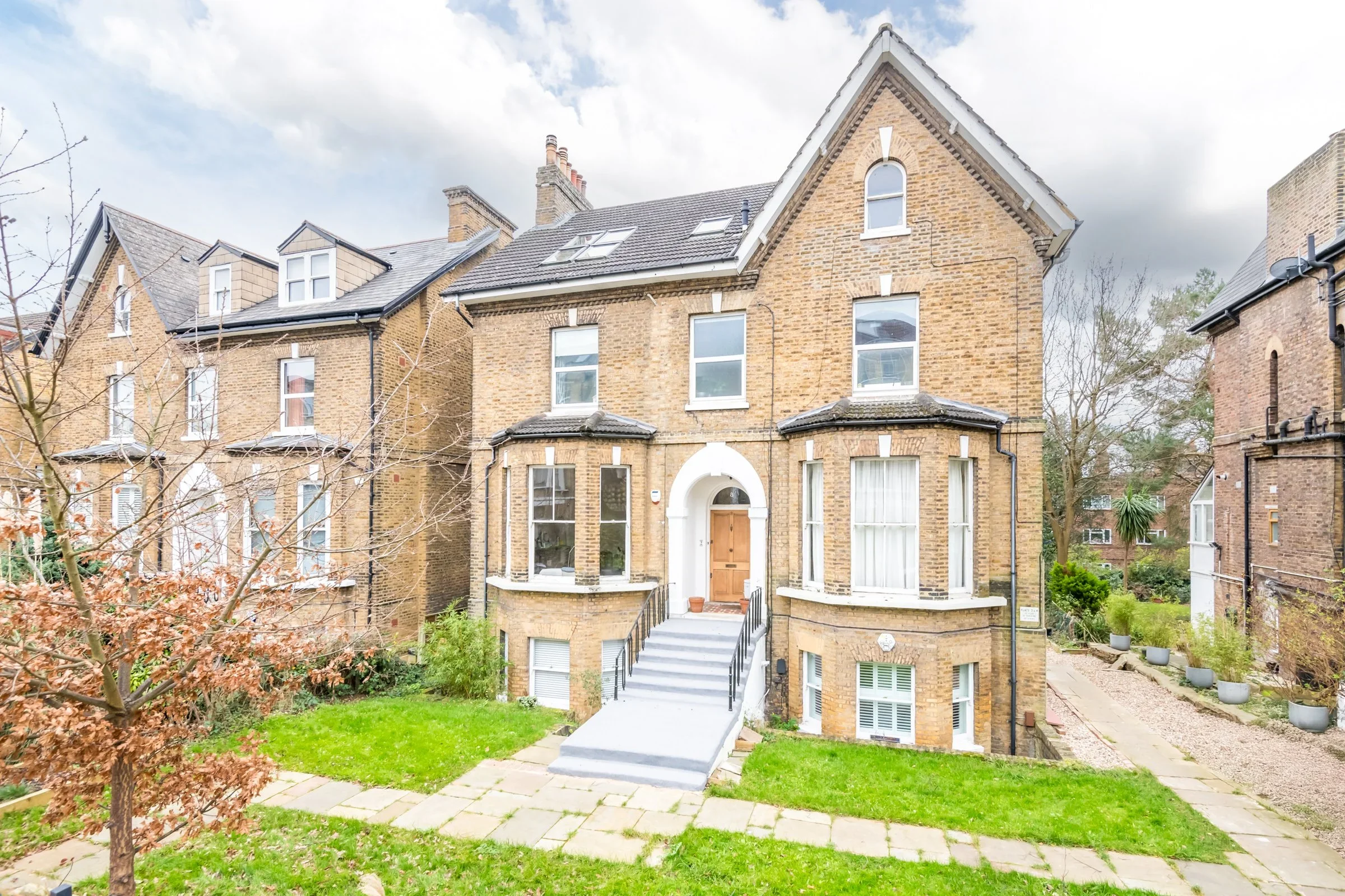 Flat Thicket Road in Greater London