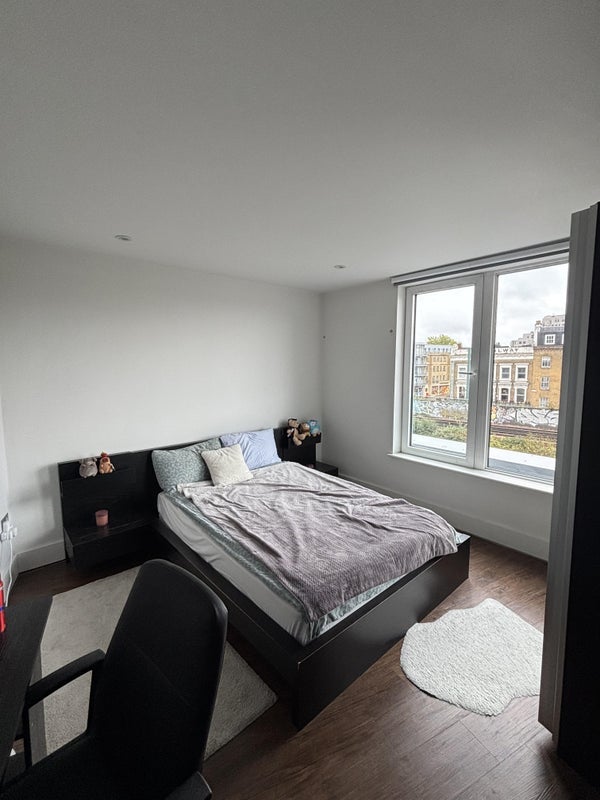 Flat Gauden Road in Greater London