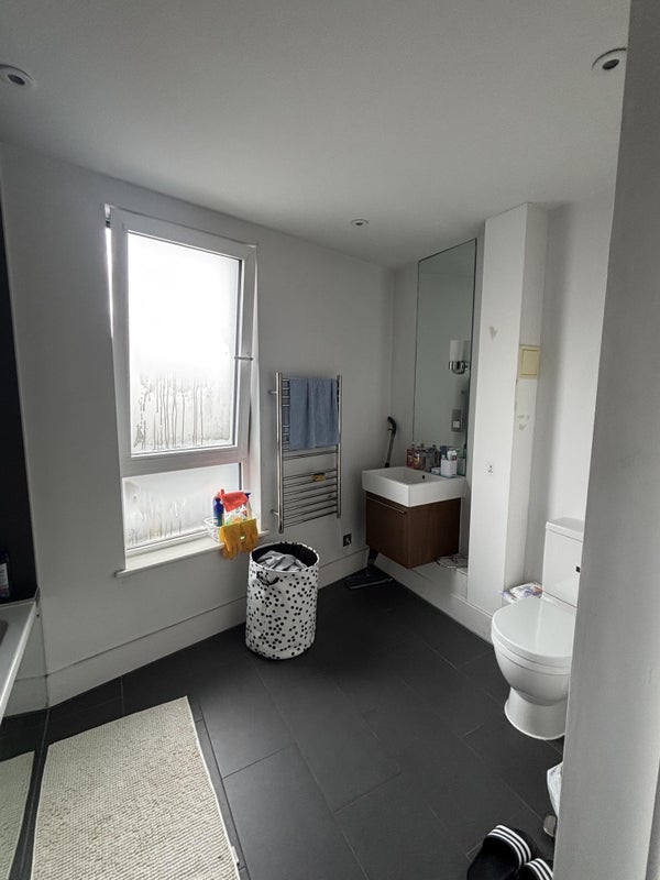 Flat Gauden Road in Greater London