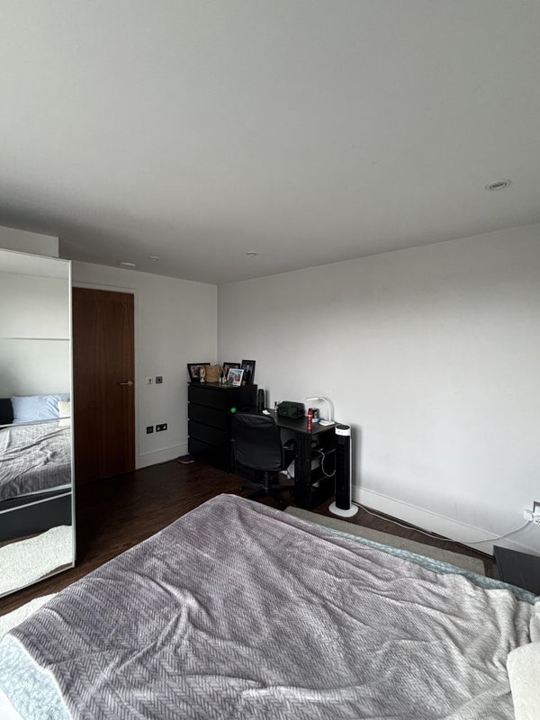 Flat Gauden Road in Greater London