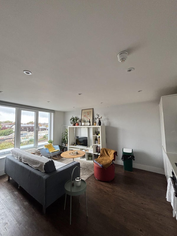 Flat Gauden Road in Greater London