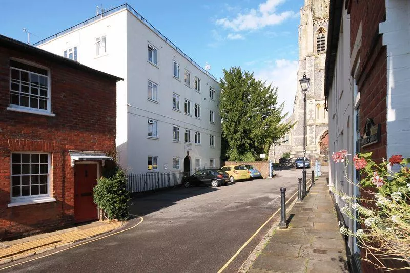 Flat Mullins Court in Mole Valley