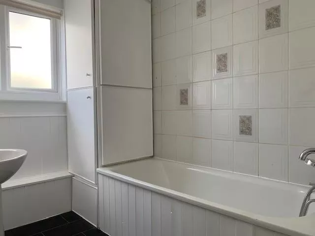 Flat Mullins Court in Mole Valley
