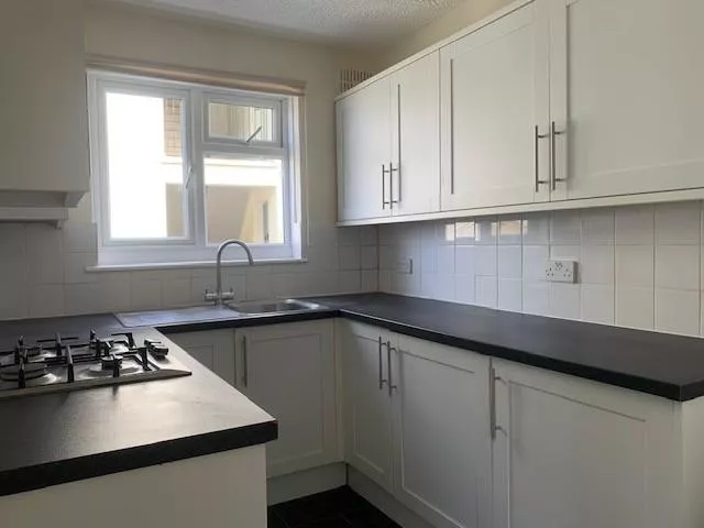 Flat Mullins Court in Mole Valley