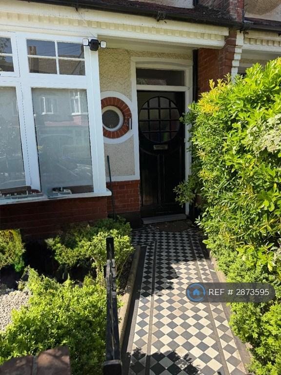 Flat Chatsworth Avenue in Greater London