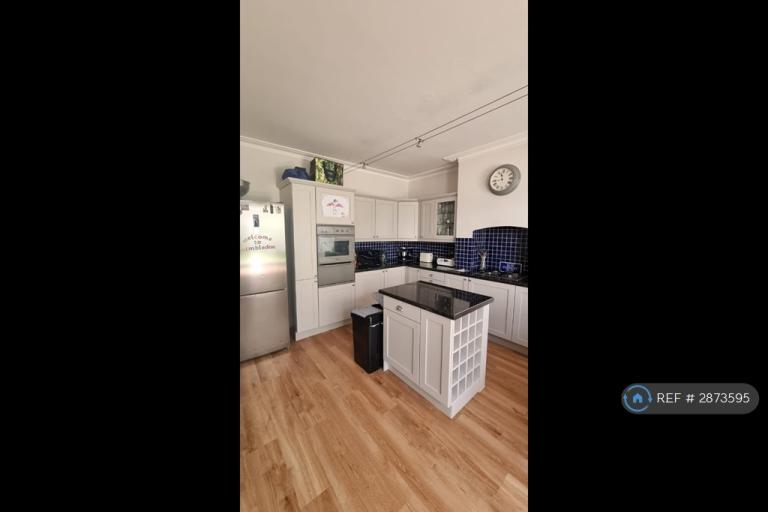 Flat Chatsworth Avenue in Greater London