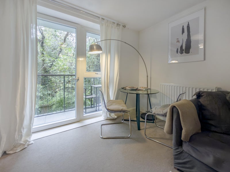 Flat Gunton Mews in Greater London