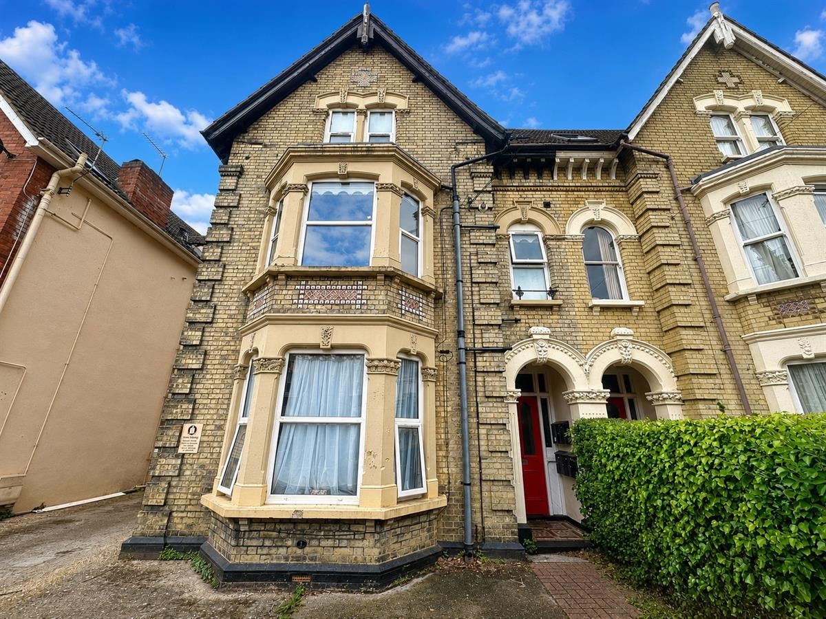 Flat Chaucer Road in Bedford