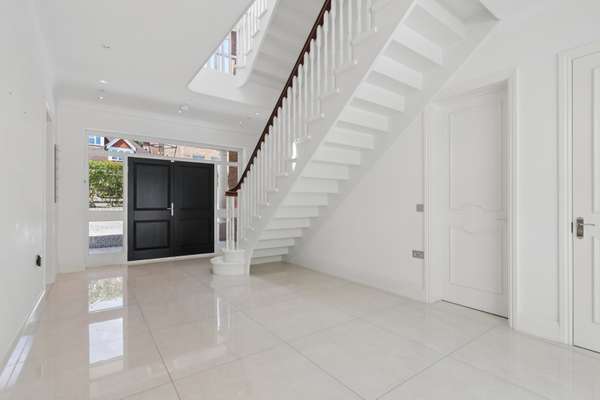 House Links Green Way in Elmbridge