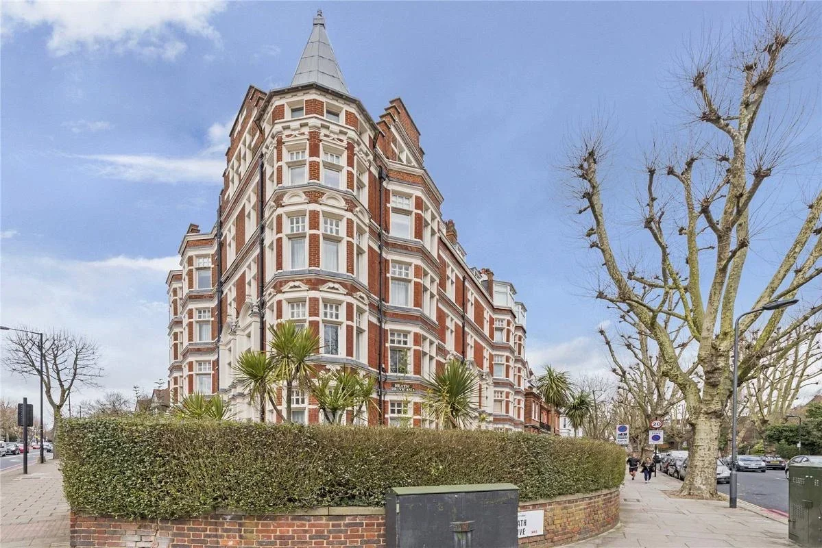 Flat Finchley Road in Greater London