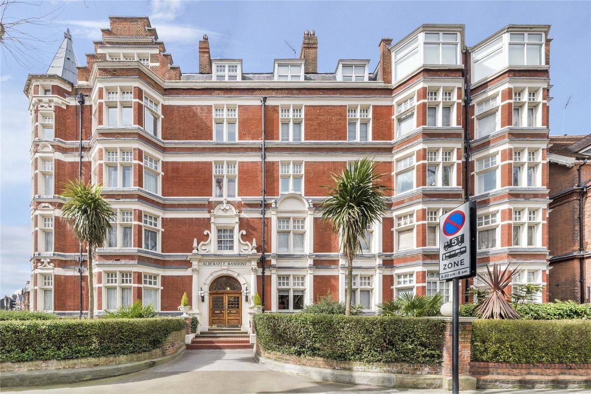 Flat Finchley Road in Greater London