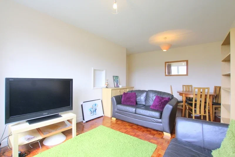 Flat Griffiths Road in Greater London
