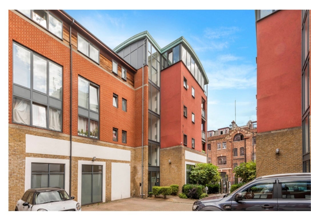 Flat Cable Street in Greater London
