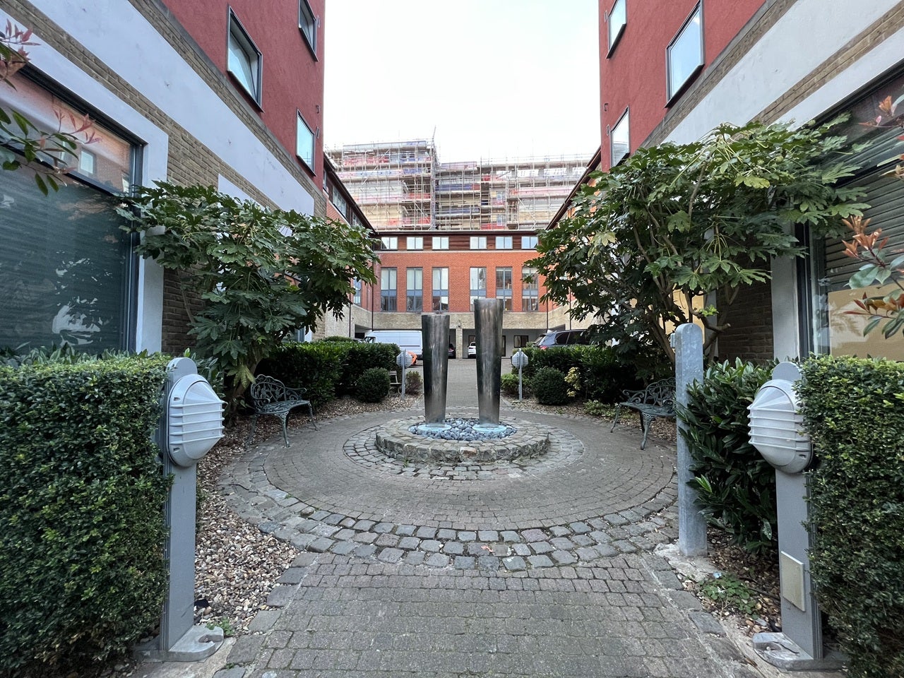 Flat Cable Street in Greater London