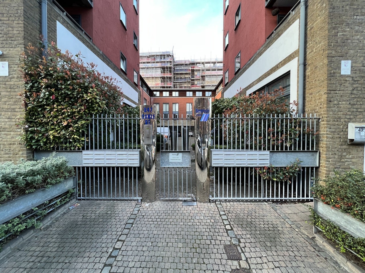 Flat Cable Street in Greater London