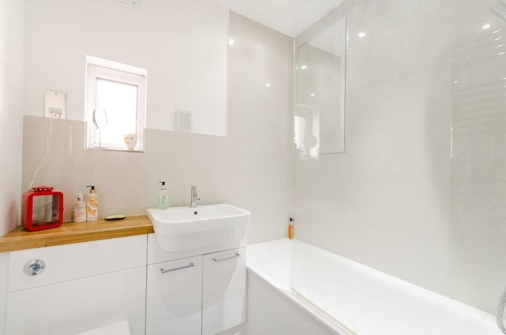 Flat Ellerton Road in Greater London