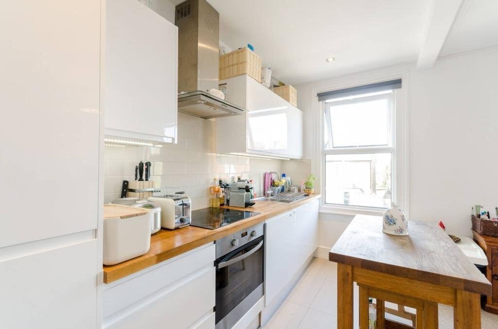 Flat Ellerton Road in Greater London
