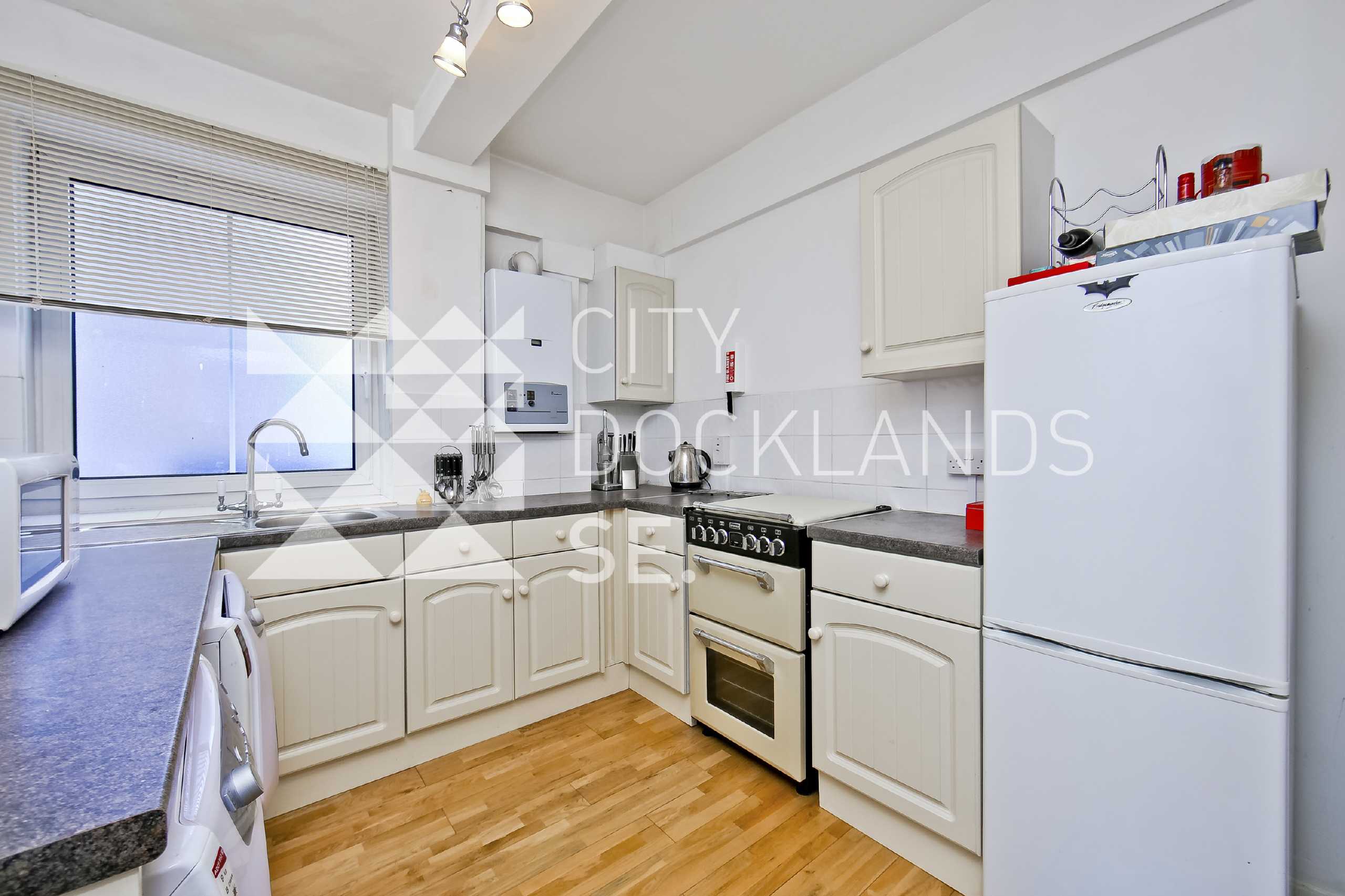 Flat Sweeney Crescent in Greater London