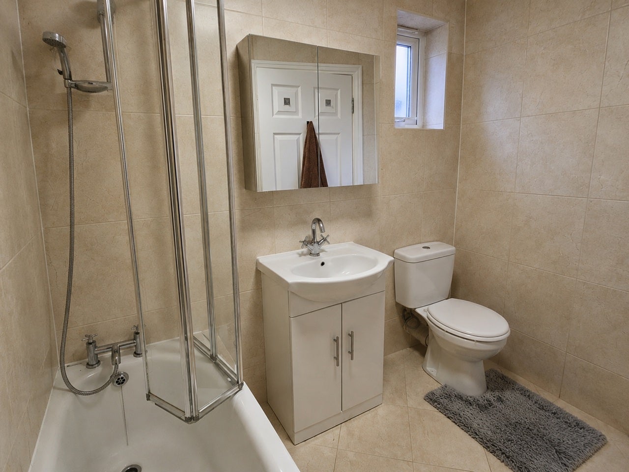 Flat Chigwell Road in Greater London