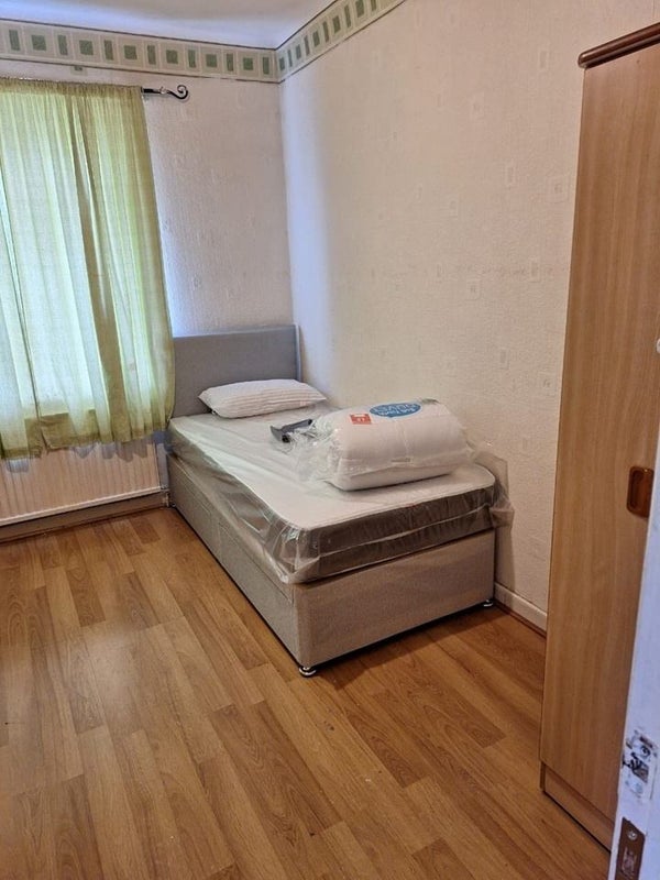 Room Addison Crescent in Manchester