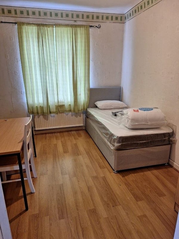 Room Addison Crescent in Manchester