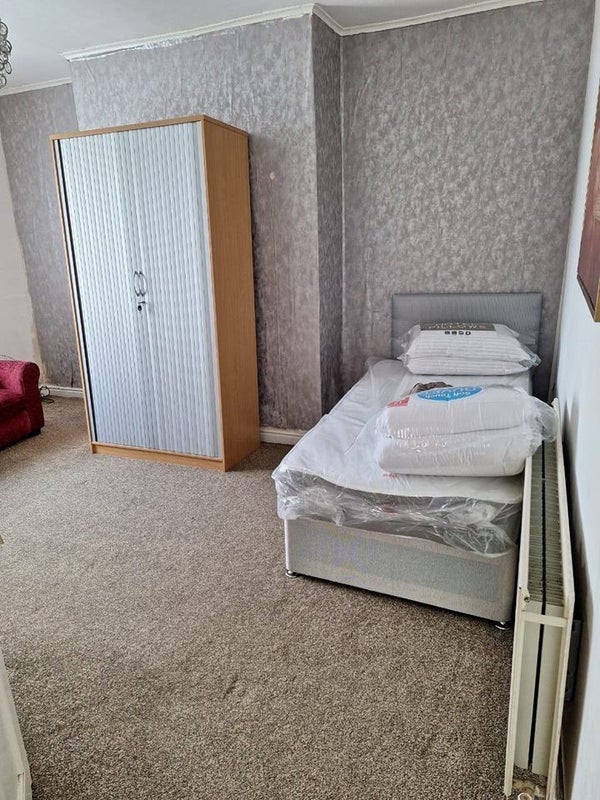 Room Addison Crescent in Manchester