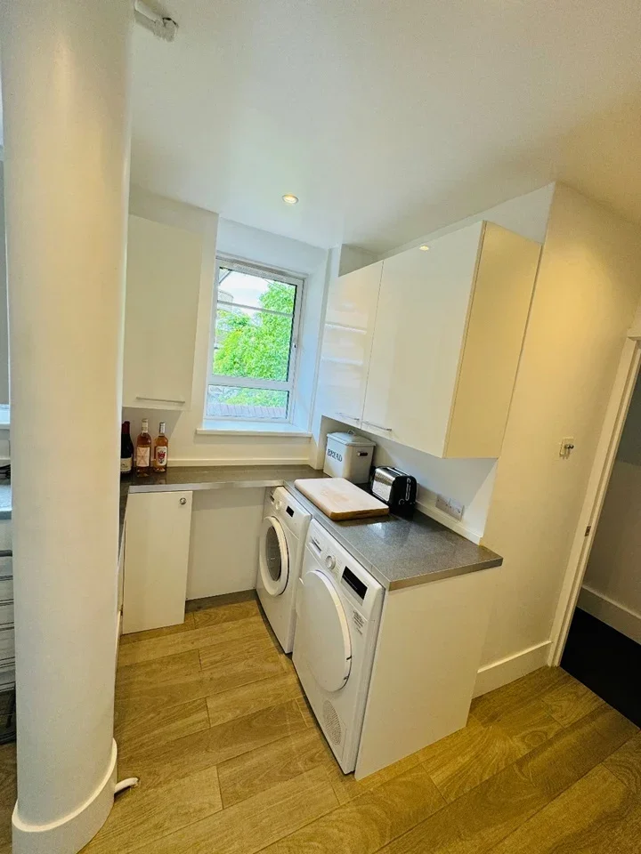 Room Australia Road in Greater London