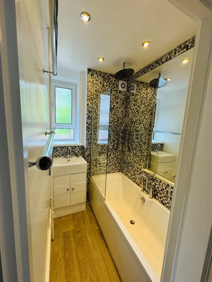 Room Australia Road in Greater London