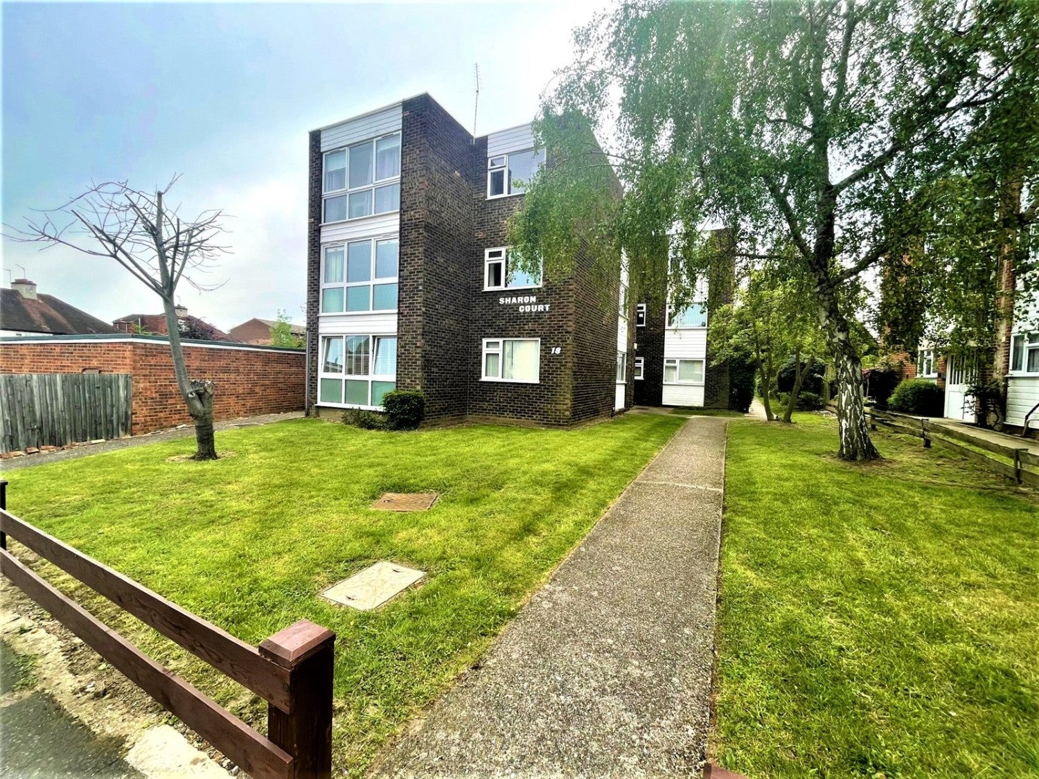 Flat Hadlow Road in Greater London
