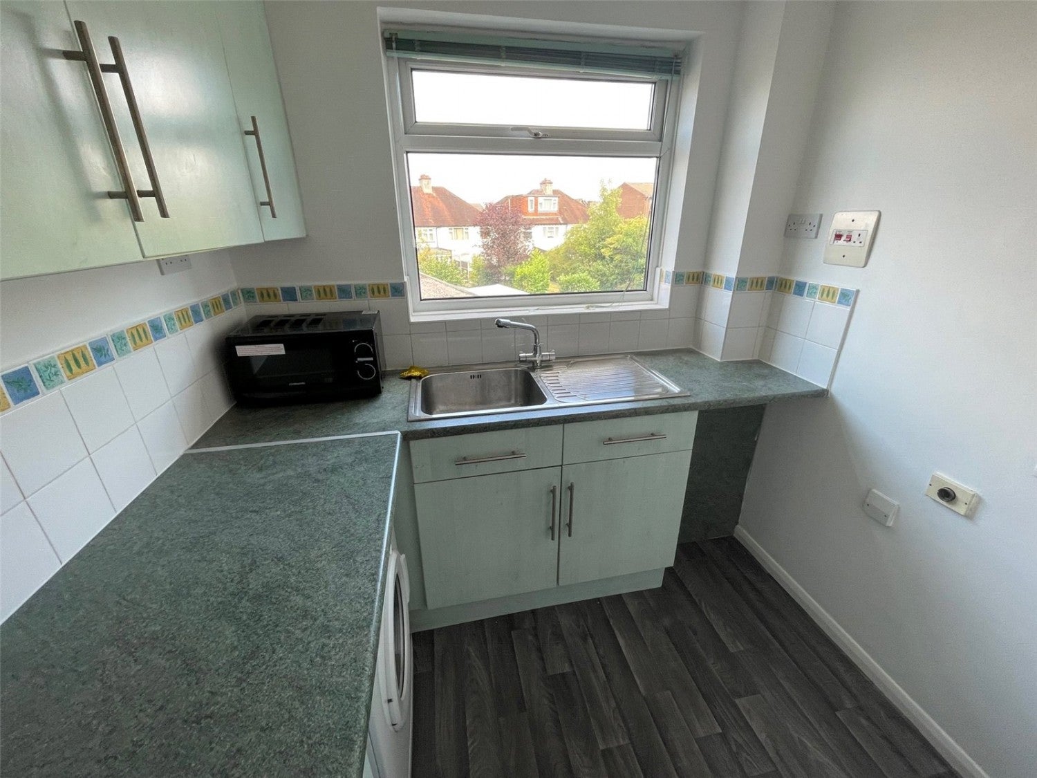 Flat Hadlow Road in Greater London