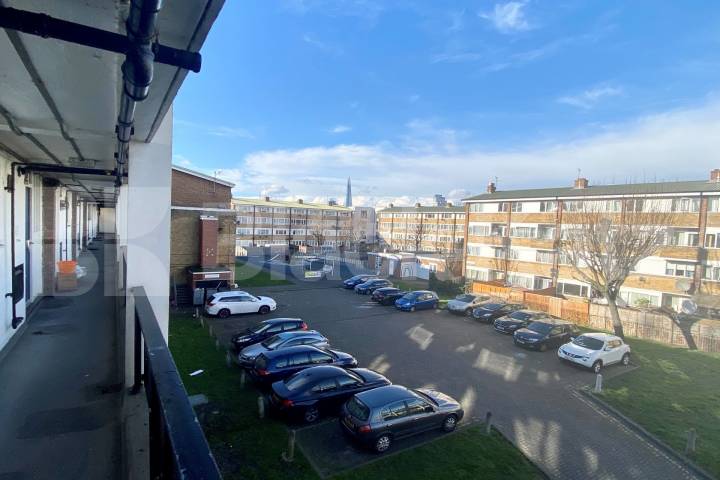 Flat Borough High Street in Greater London