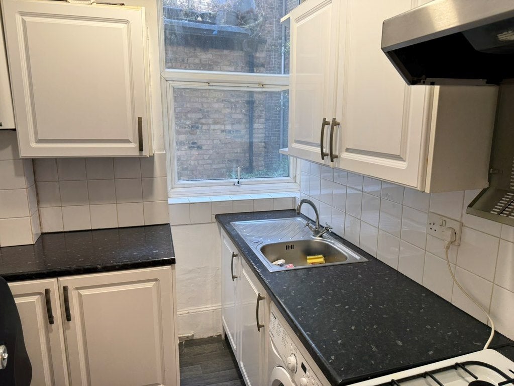 Flat Ifield Road in Greater London