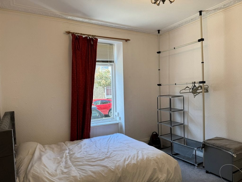 Flat Ifield Road in Greater London