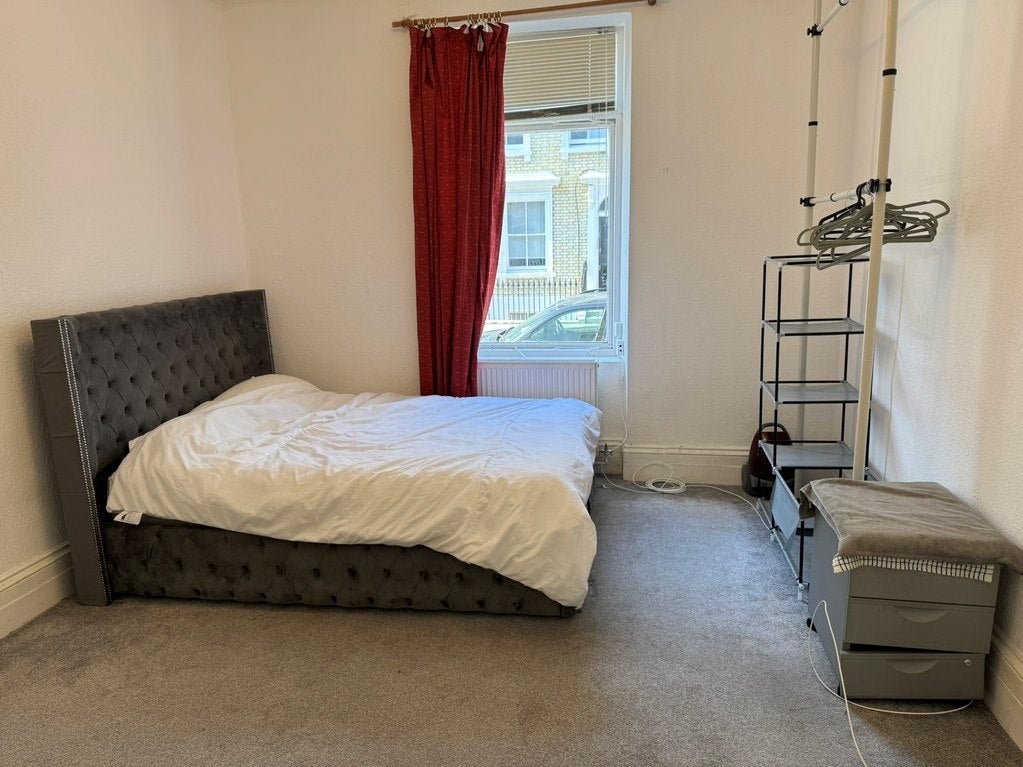 Flat Ifield Road in Greater London