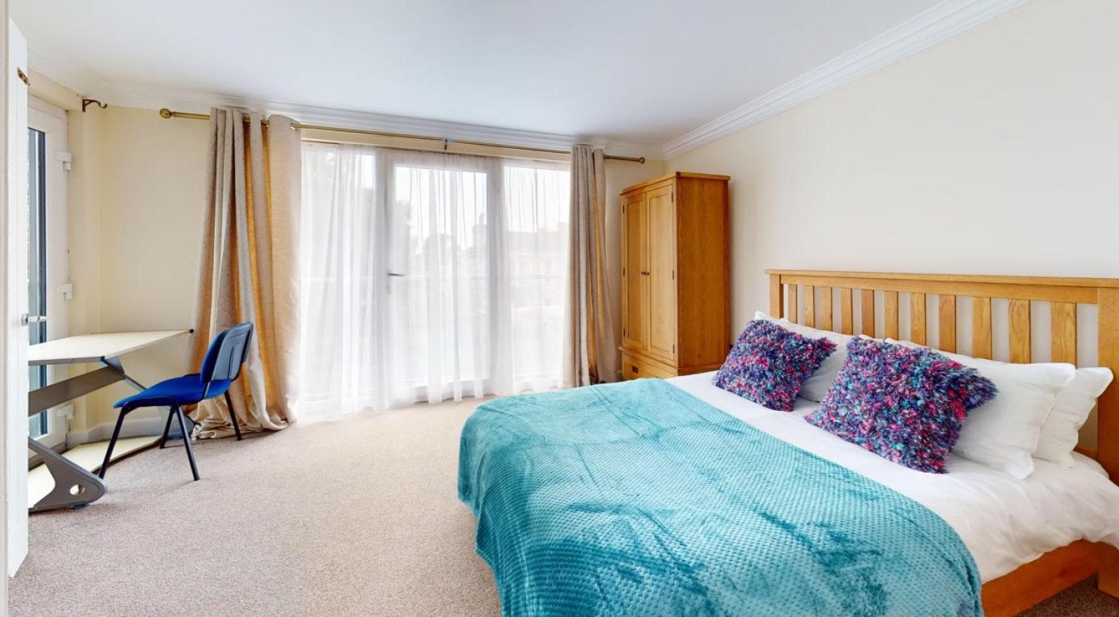 Room Queen's Gate in Plymouth
