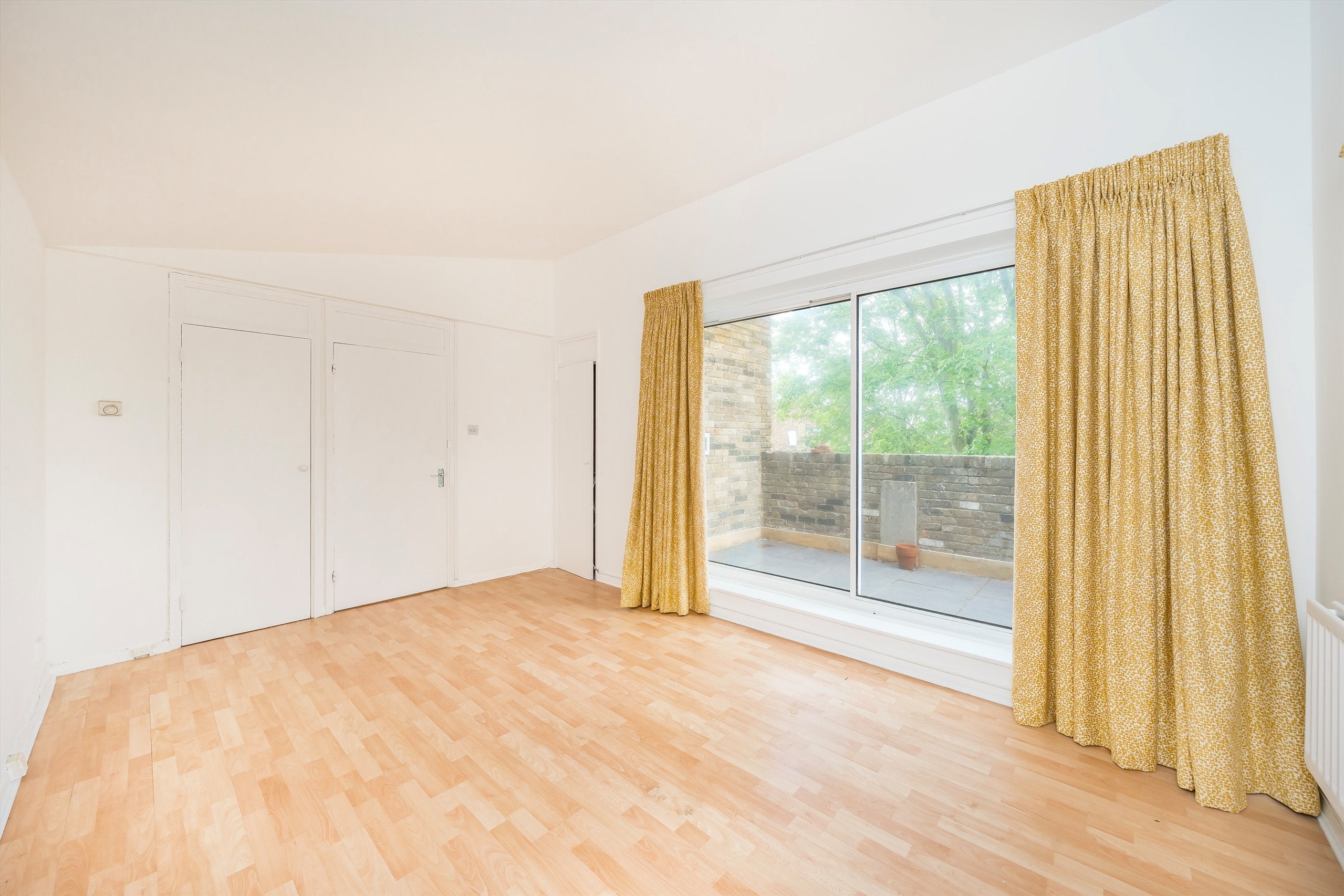 Flat Union Road in Greater London