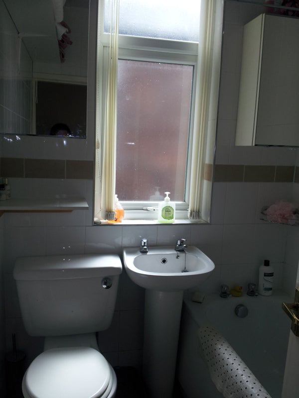Room Laburnum Road in Manchester
