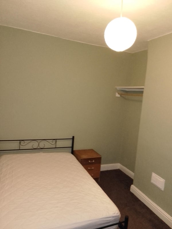 Room Laburnum Road in Manchester