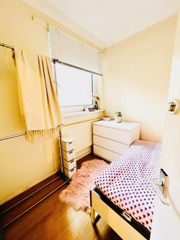 Room Eversholt Street in Greater London