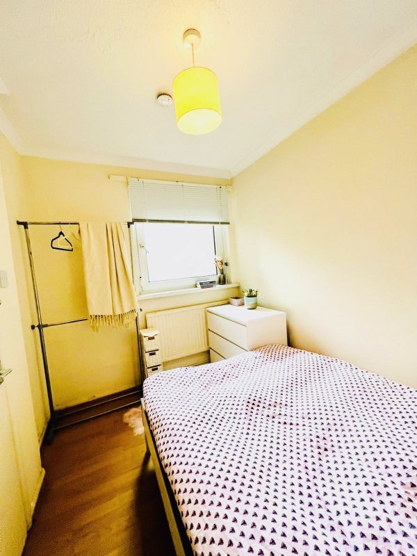 Room Eversholt Street in Greater London