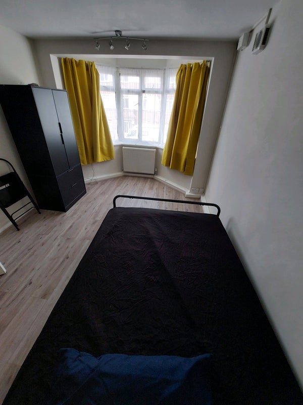 Room Hainault Road in Greater London