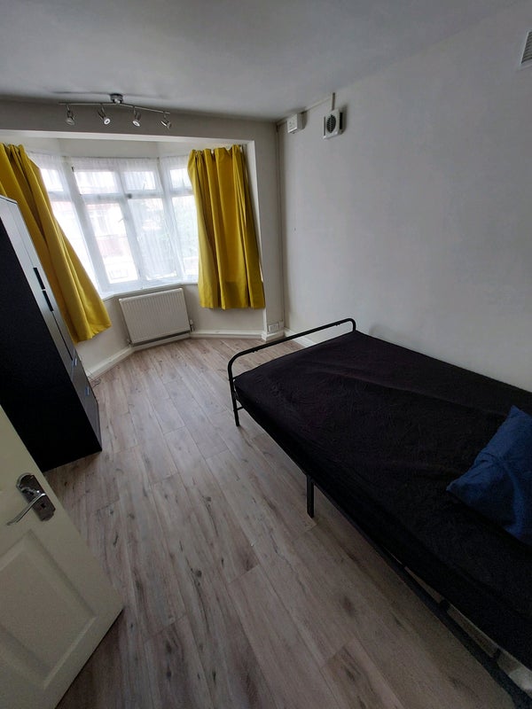 Room Hainault Road in Greater London