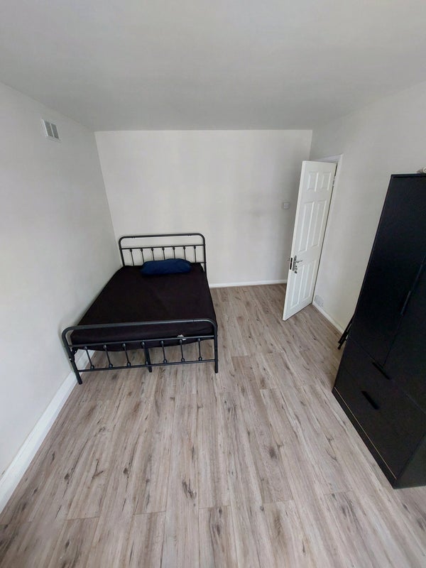 Room Hainault Road in Greater London