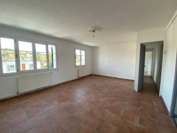 Flat Avenue Charles de Gaulle in Peyrolles-en-Provence