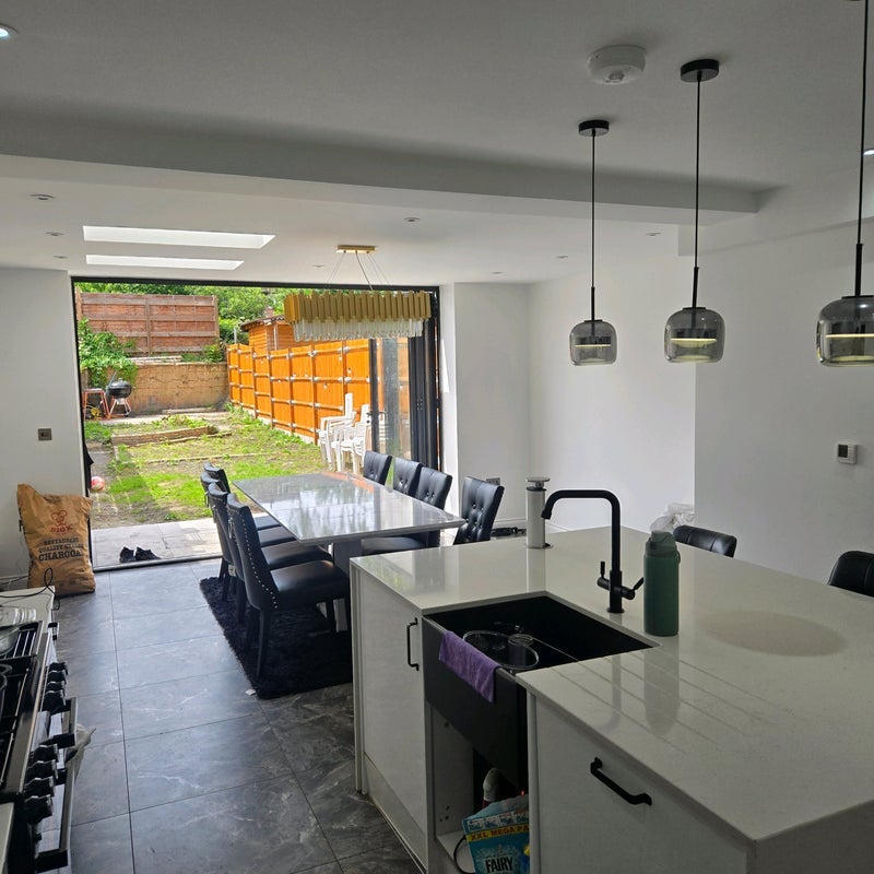 Room Khama Road in Greater London