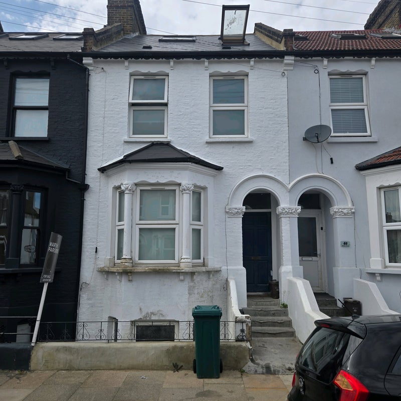 Room Khama Road in Greater London